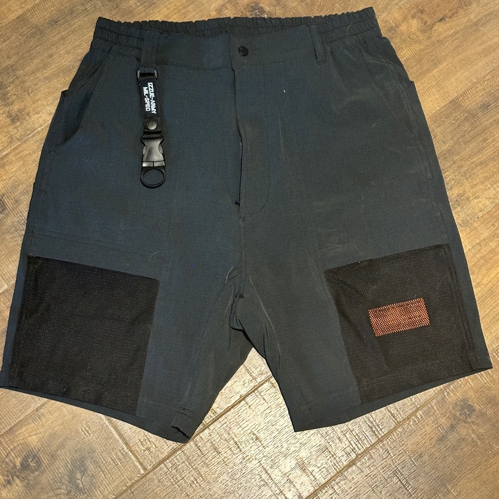 Izzue Men's Black Cargo Shorts